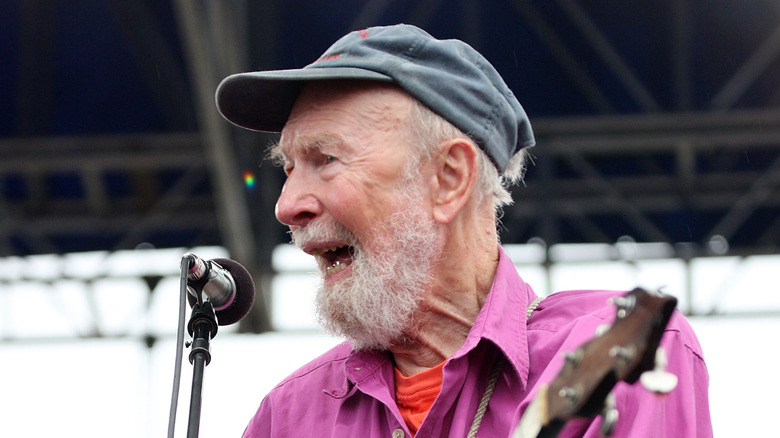 Pete Seeger playing at Newport Folk Festival, 2009