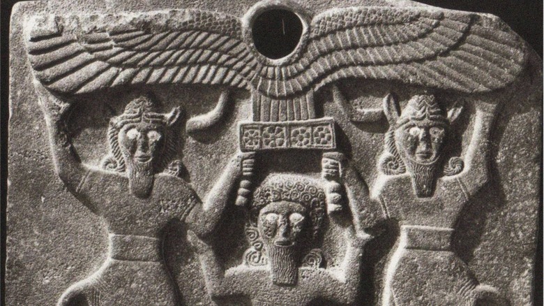 gilgamesh and demigods holding statue