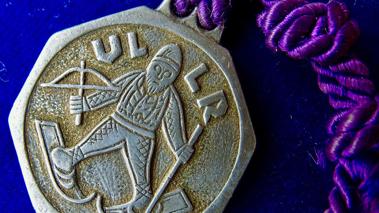 Ullr with his skis on a winter sports medal.