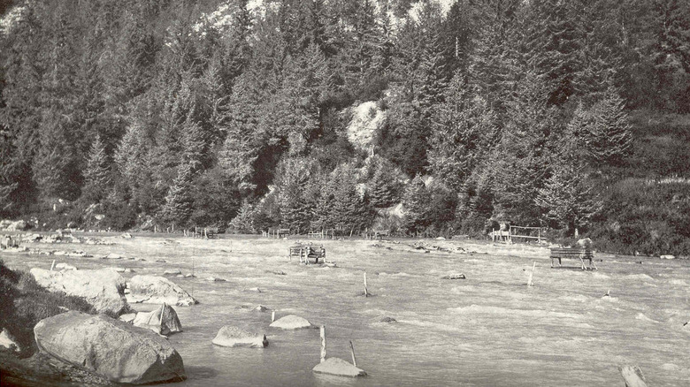 Native fishing platforms in water current