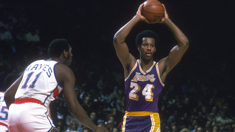 Kermit Washington looks to pass