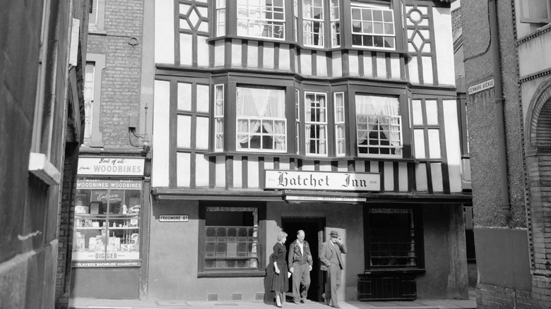 hatchet inn front entrance