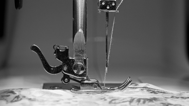 Sewing machine and needle
