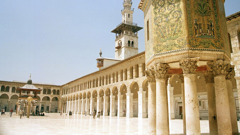 Grand mosque Damascus courtyard