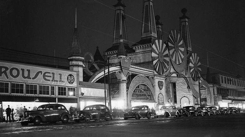 Coney Island dims lights