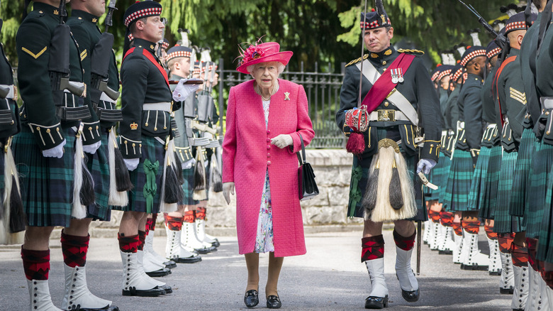 Queen Elizabeth and soldiers 