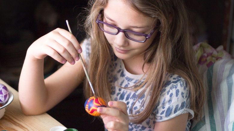 Making a pysanka egg