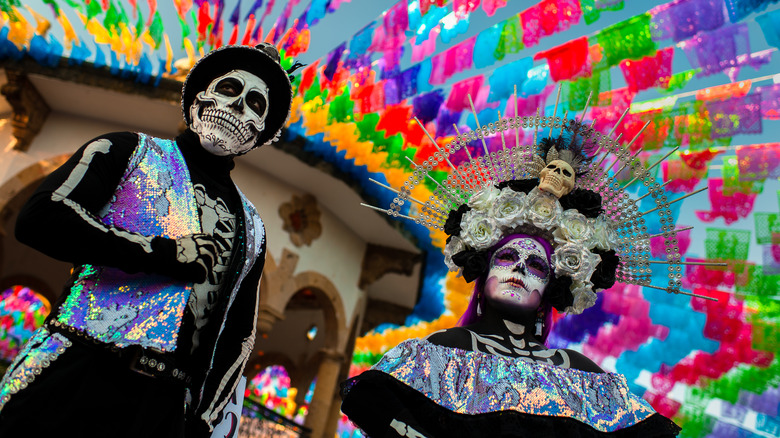 Dia de los Muertos costumes and decorations
