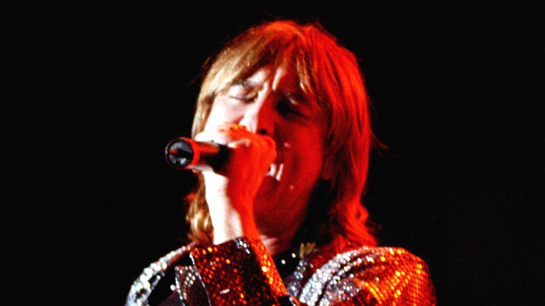 Joe Elliott singing into microphone, 2002