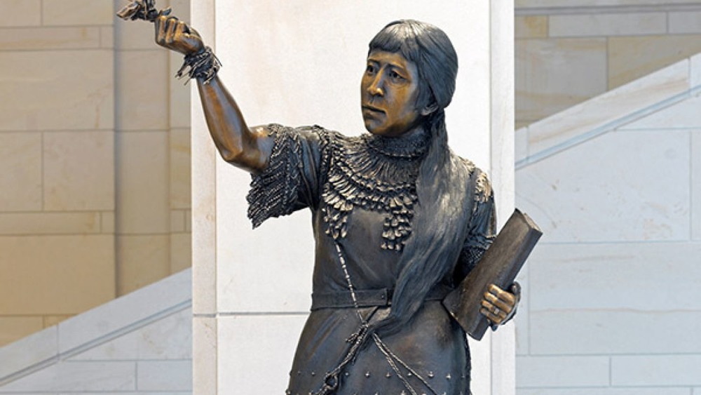 Sarah Winnamucca statue holding book