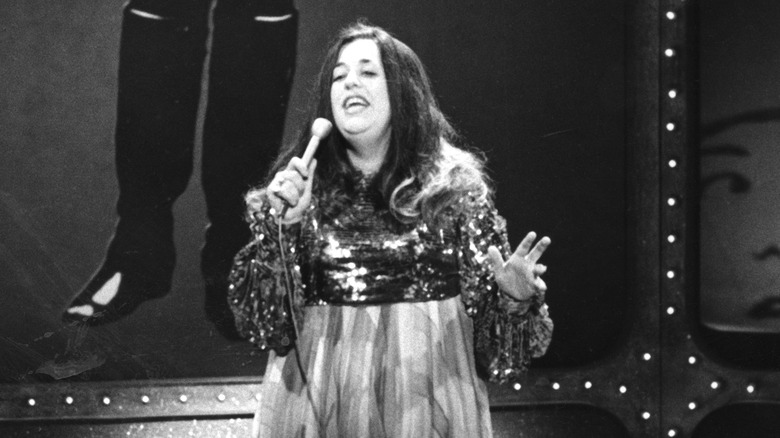 Cass Elliot on stage singing