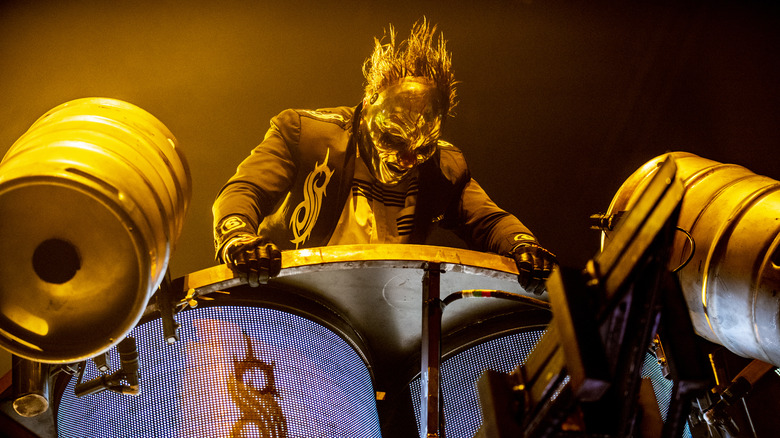 Shawn Crahan headbanging