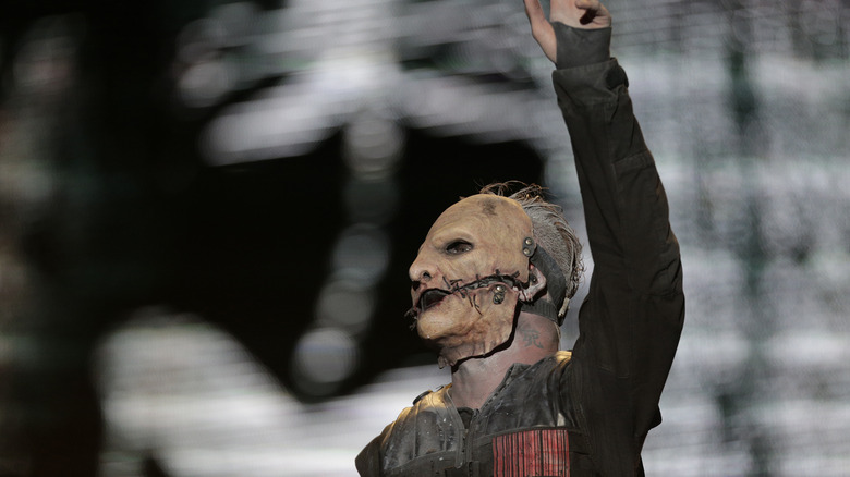 Corey Taylor with his hand in the air