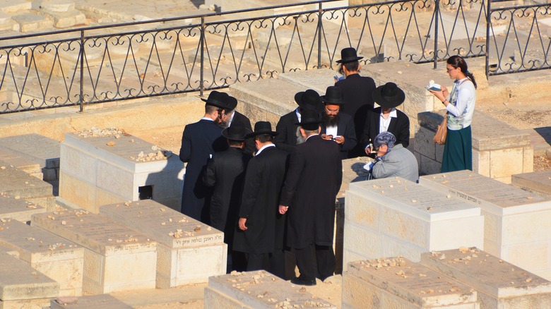 A grieving Jewish family