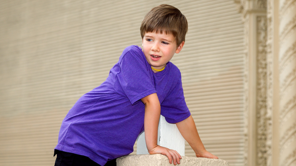 boy with hypermobile arm