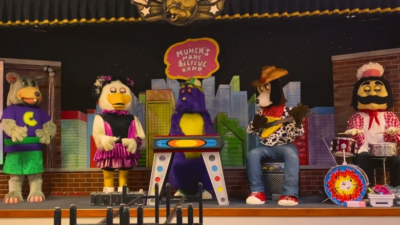 Chuck E Cheese band animatronics