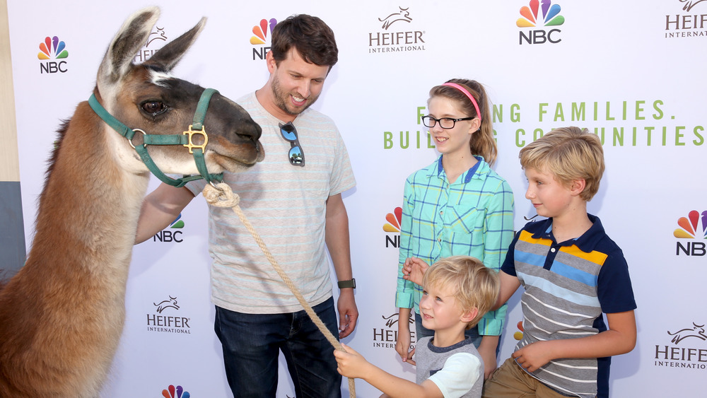 Jon Heder with his kids (and a llama) in 2018 at Universal Studios Backlot