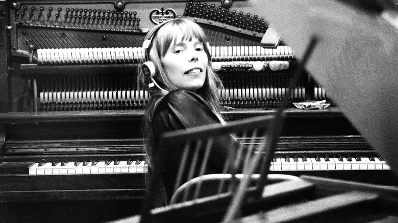 Joni Mitchell sitting at piano