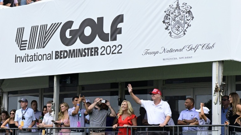 Trump waving to crowd