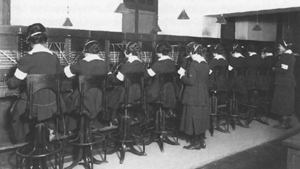 Female telephone operators 1918