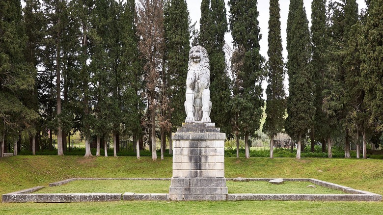 Gravesite monument Sacred Band, lion