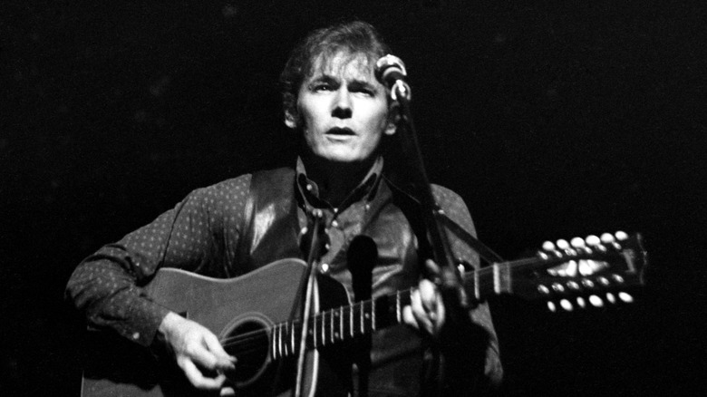 Gordon Lightfoot playing guitar