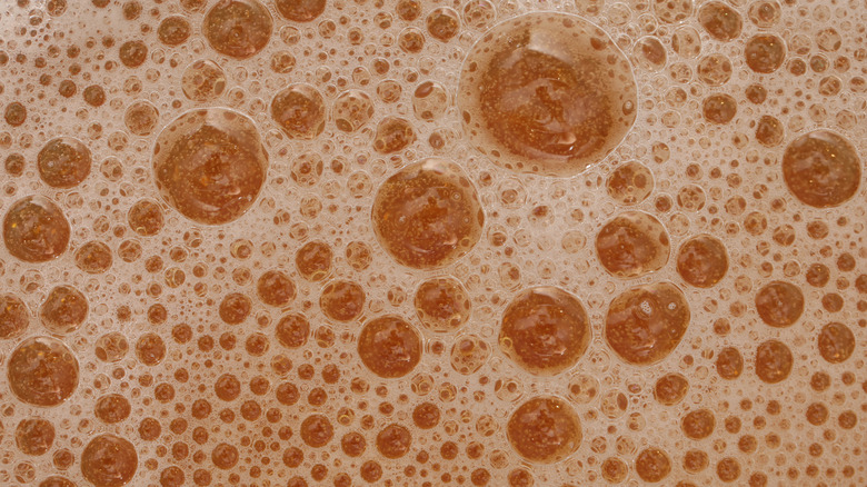 Bubbles on top of beer