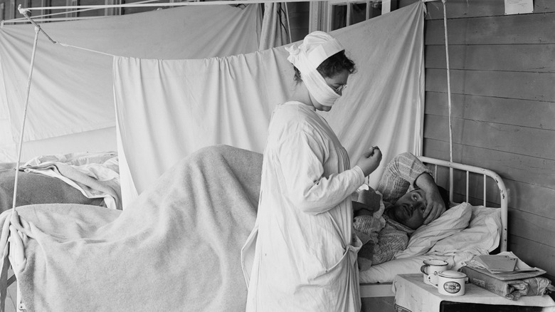 Nurse during the 1918 flu pandemic 