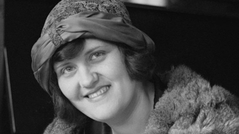 1920s woman wearing fur hat