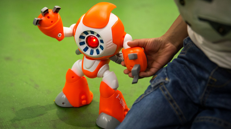 i-Que robot smart toy 
