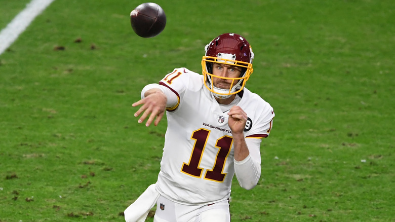 Alex Smith throws a pass