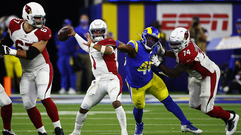 Kyler Murray throws a pass