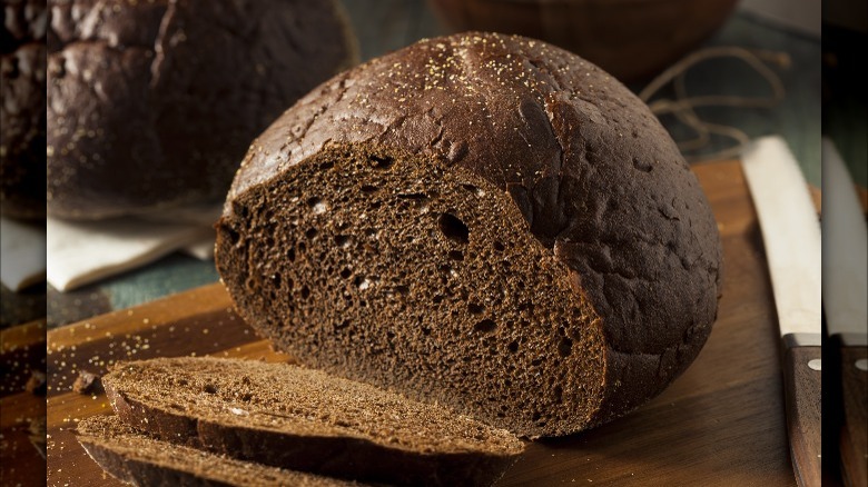 loaf of pumpernickel bread