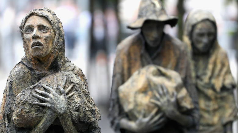 Statue honoring those who left Ireland because of the famine