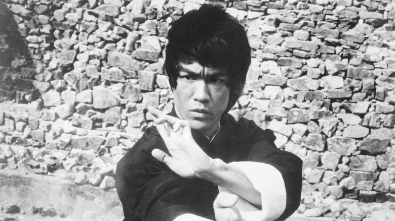 Bruce Lee black outfit striking pose