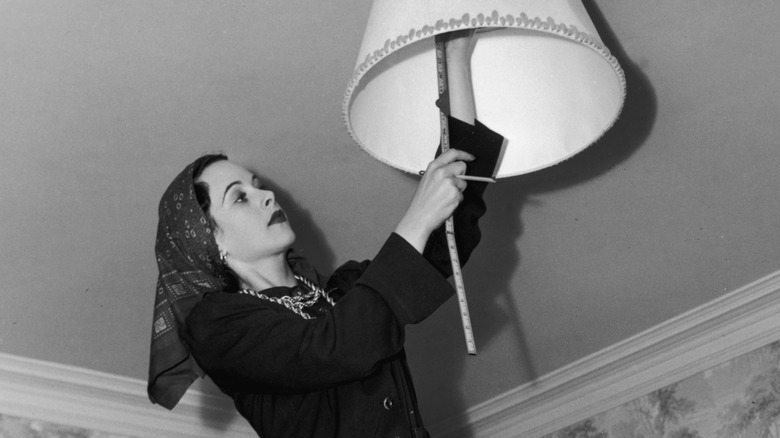 Hedy Lamarr measures lamp