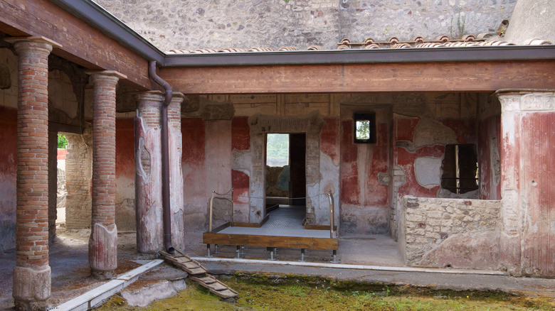 Pompeii house with graffiti 