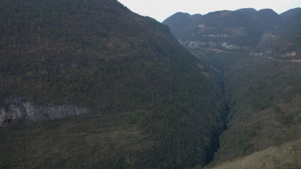 The mountains surrounding Xiaozhai tiankeng