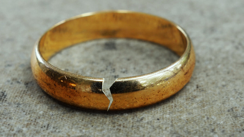 Broken wedding ring