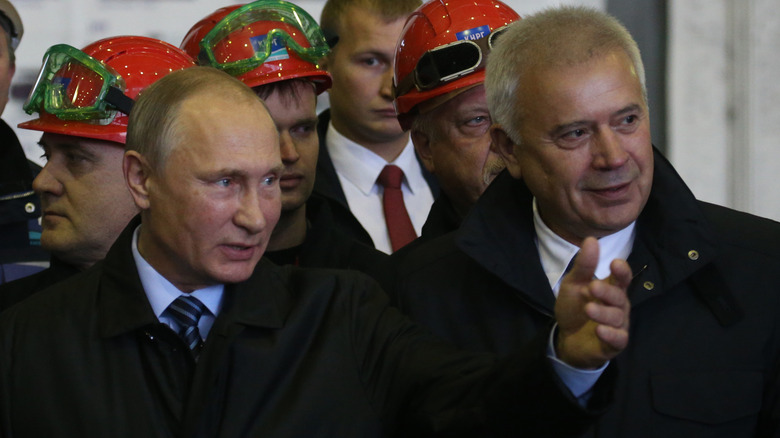 Vagit Alekperov talking to Vladimir Putin