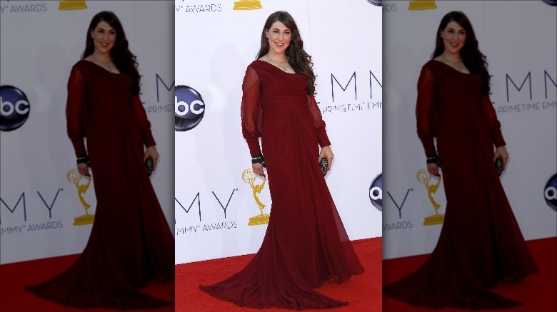 mayim bialik emmys red dress