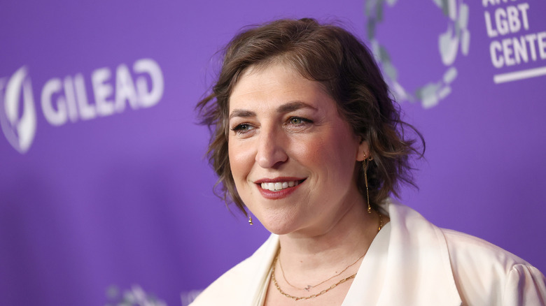 mayim bialik smiling gilead