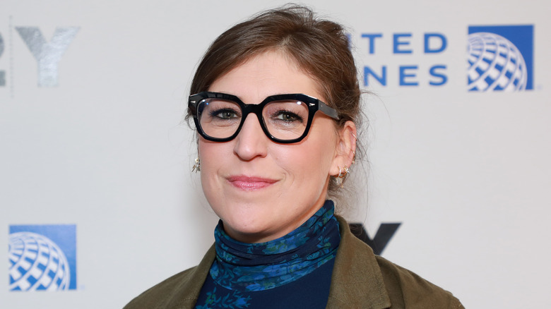 mayim bialik posing