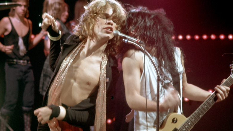 David Johansen and Johnny Thunders performing on stage 1973