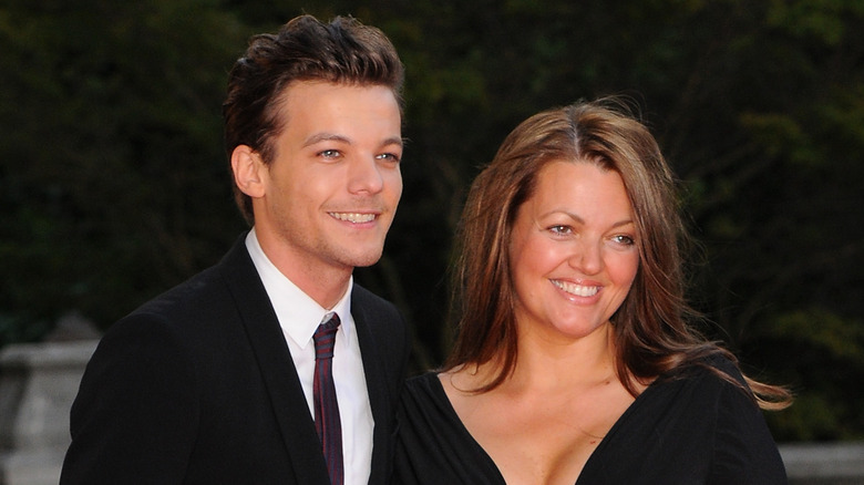 louis tomlinson suit with mother johannah deakin