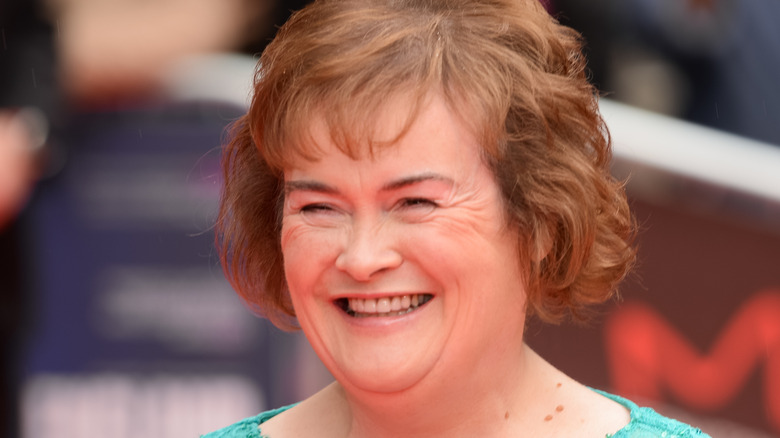 susan boyle smiling turquoise dress