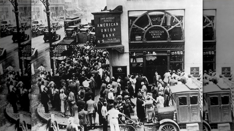 people crowded at bank during great depression