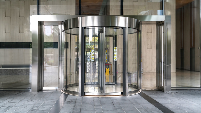 Revolving door with side doors