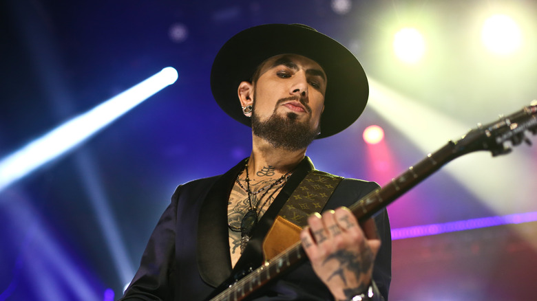 Dave Navarro playing guitar