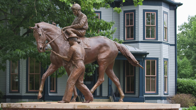 Secretariat statue